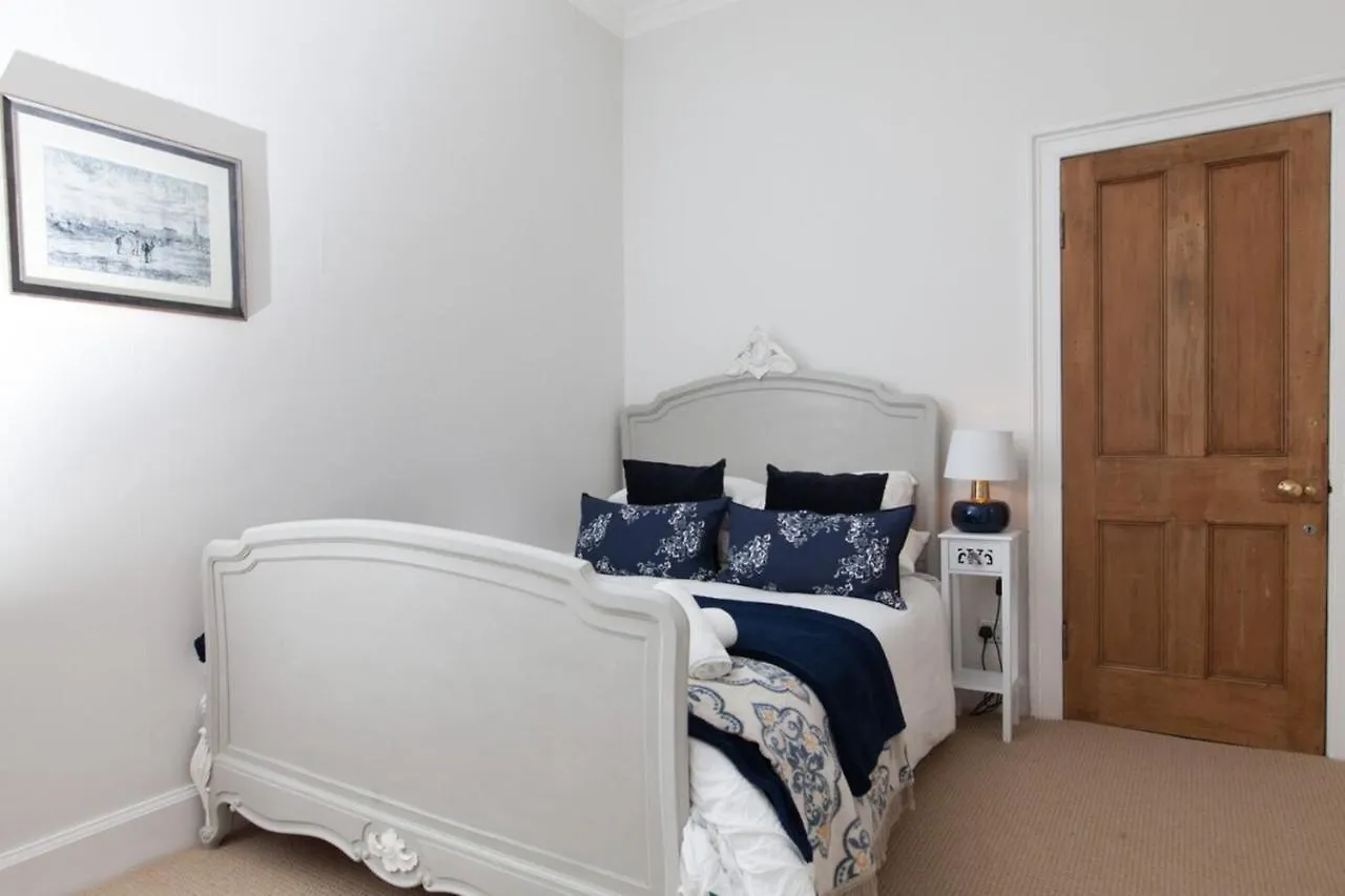 Traditional Luxury Apartment Sleeps 10 Edinburgh
